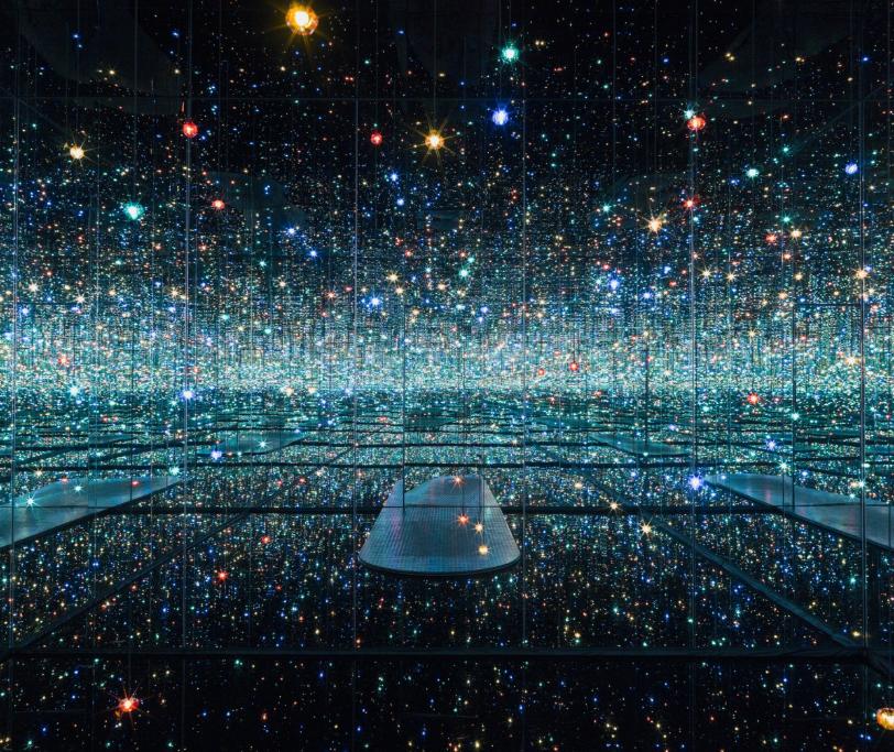 Інсталяція Яйої Кусами Infinity Mirror Room із дзеркальними поверхнями та крапками